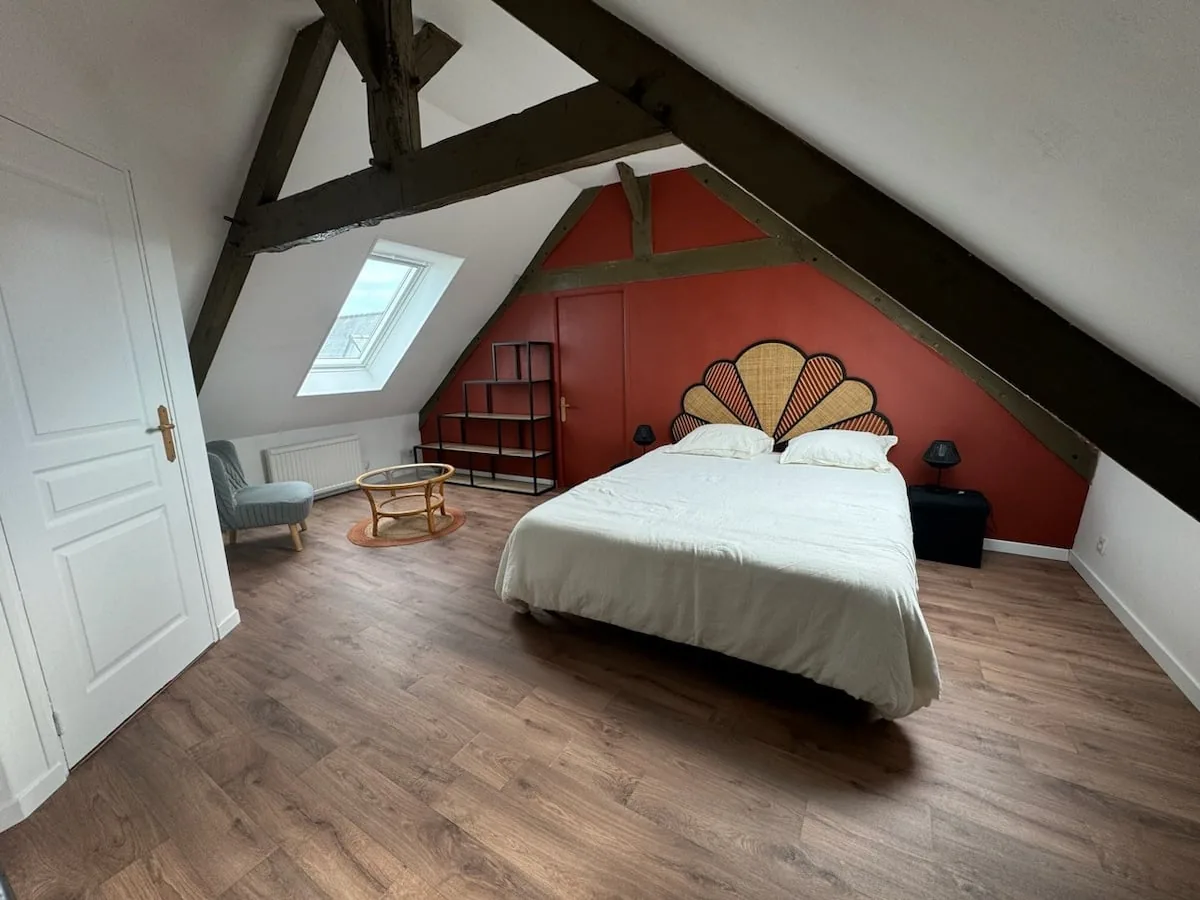 Chambre sous les poutres du duplex